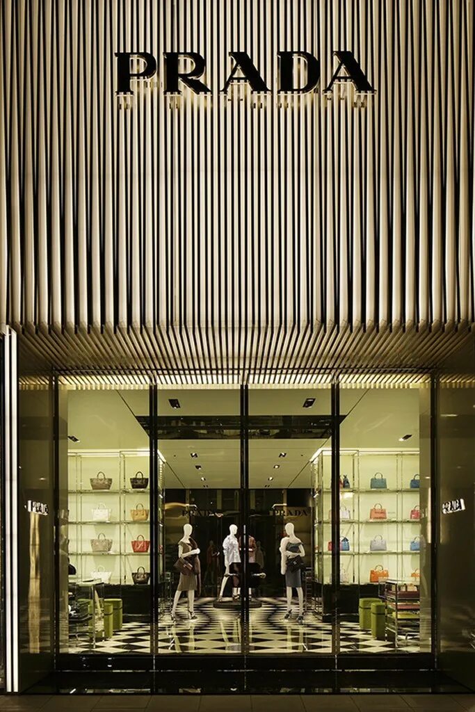 Братья прада. Дом prada. Прада магазин милан. Дом моды prada. Прада милан.