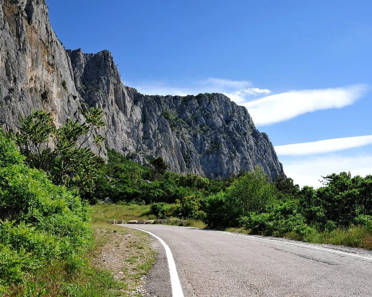 Города в горном крыму. Горный серпантин в Крыму. Севастополь Ялта дорога серпантин. Серпантин Ялта Севастополь. Чистенькое Крым скала.