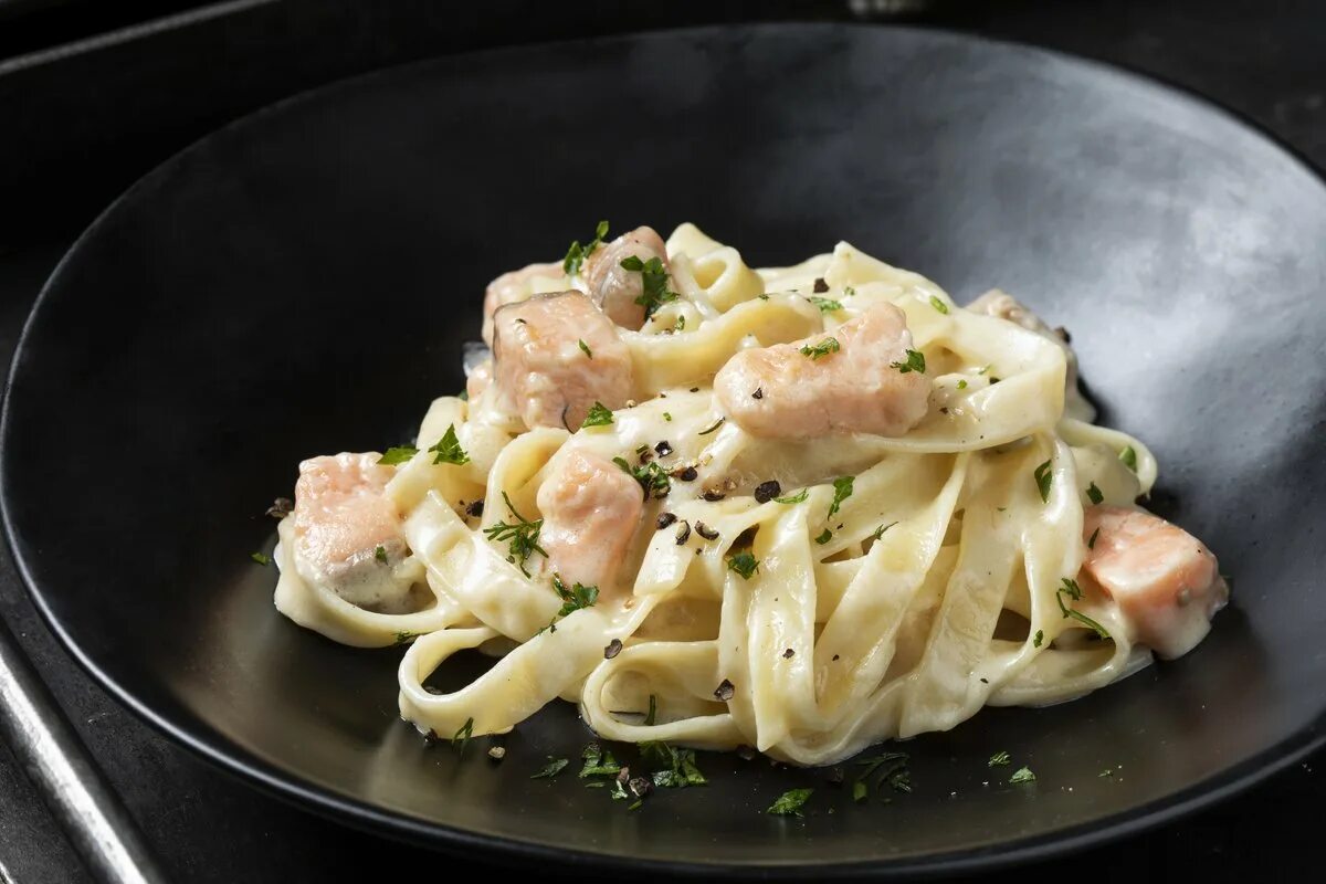 Спагетти с семгой в сливочном соусе. Паста фарфалле с креветками. Красная в сливочном соусе. Тальятелле паста с лососем. Красная в сливочном соусе.