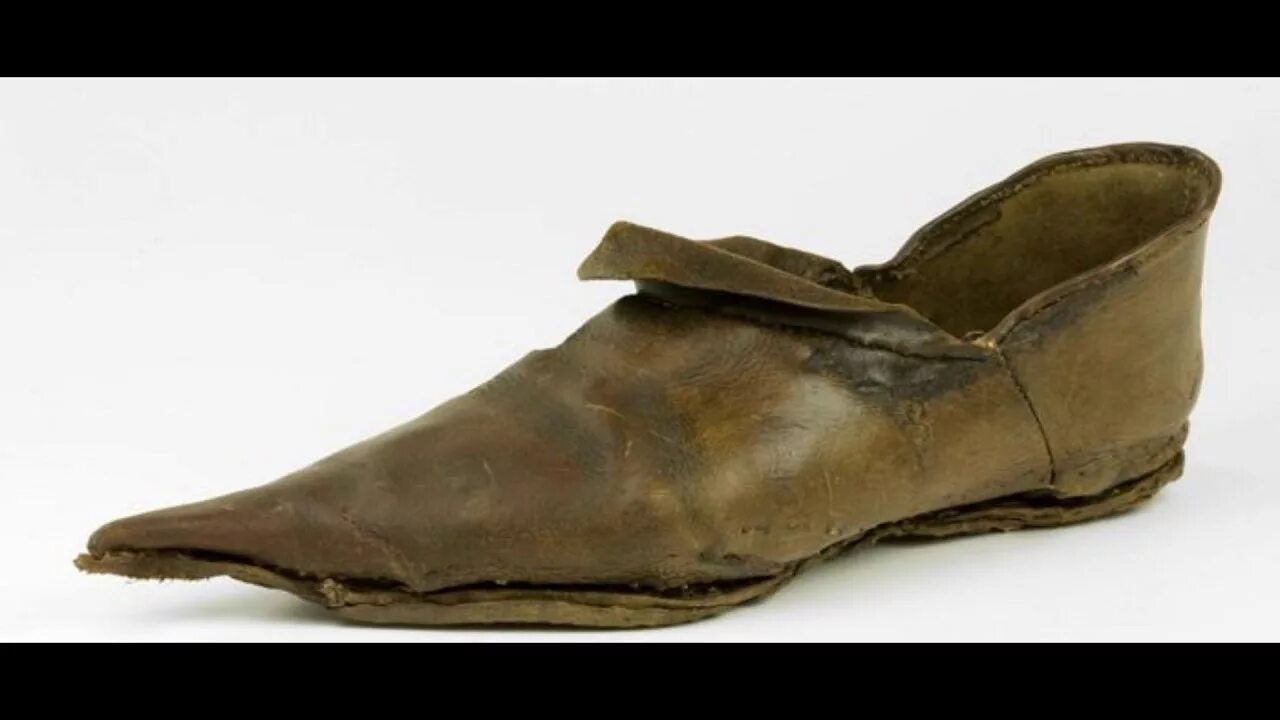 Виды обуви старые. Обувь из кожи старинная. Мужская обувь 15 века. Галоши древние. Свинцовые тапочки.
