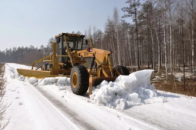 Чистка снегагреидером. 02 расчистке снега. Грейдер чистит. Грейдер зима. Автогрейдер на уборке снега.
