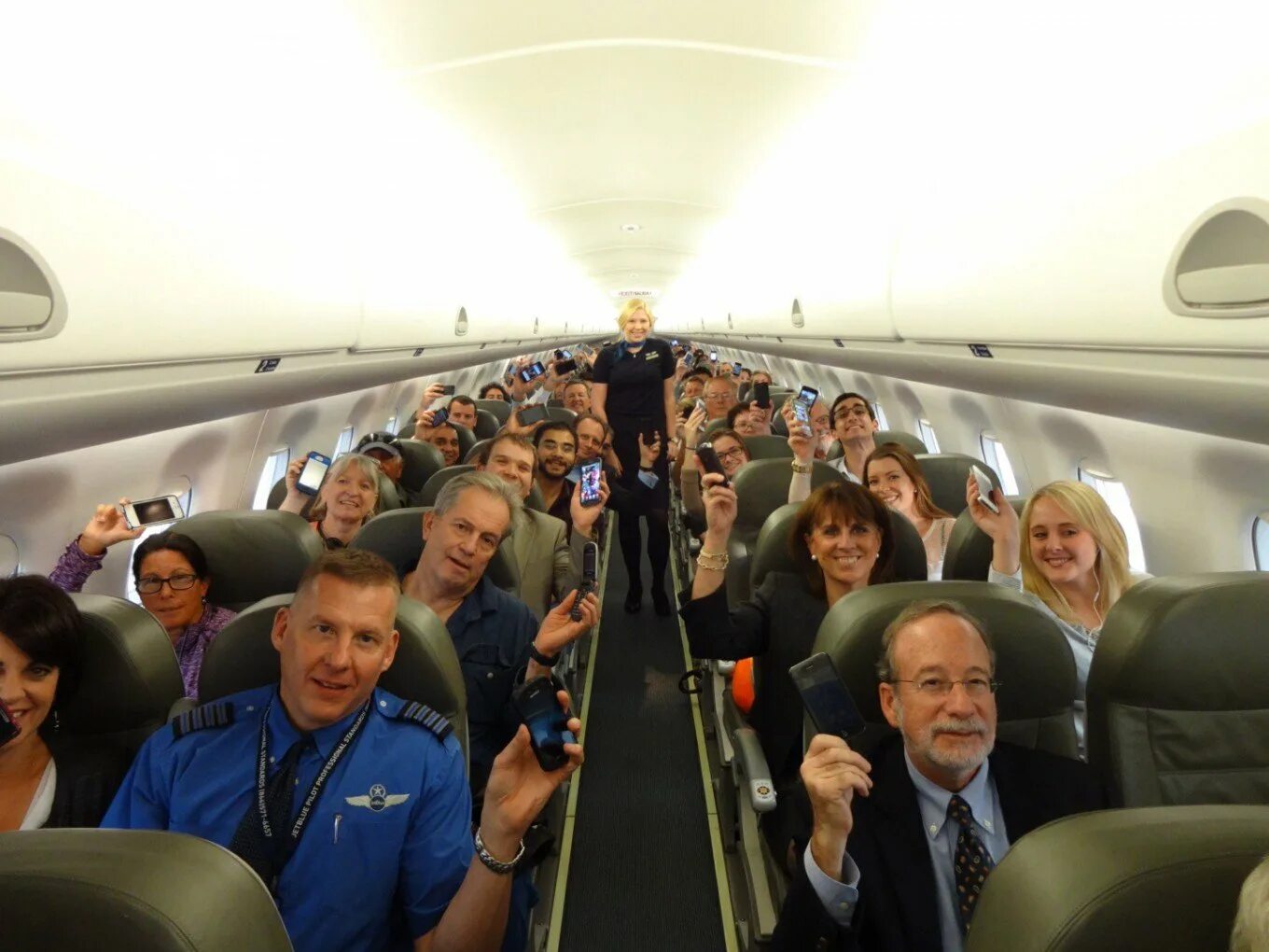 Высокие люди в самолете. Самолёт внутри с людьми. Самолет с пассажиром. Салон самолета с людьми. Салонтсамолета с пассажипраи.