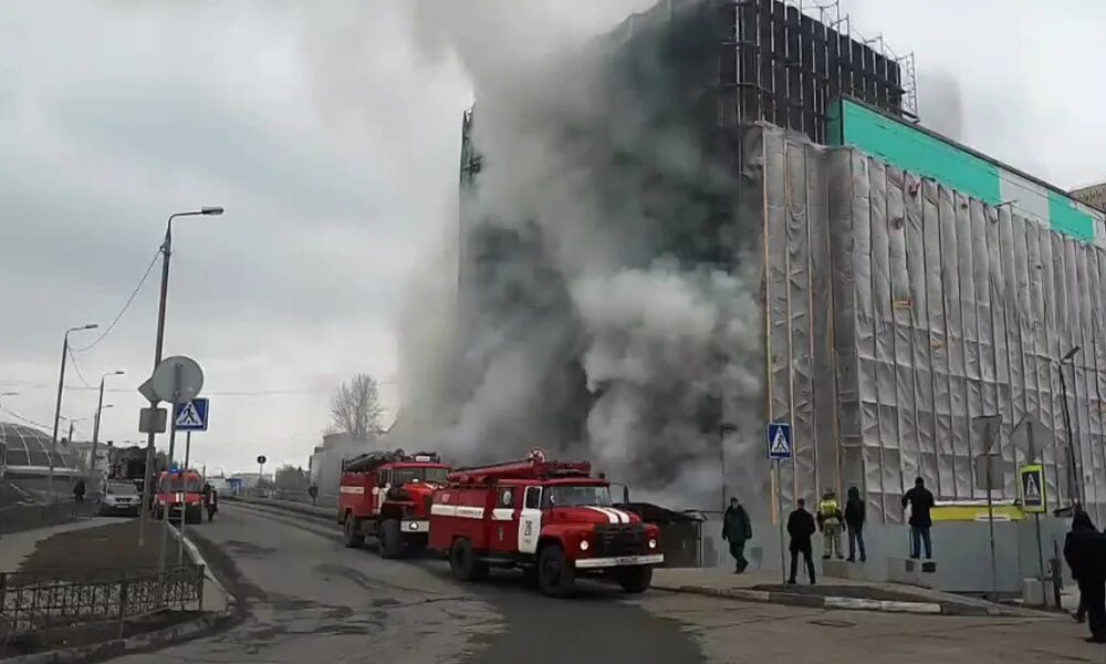 Гостиница россия пожар. Пожар в гостинице «Россия». Отель Россия Москва пожар. Пожар в гостинице «Россия» фото. Огонь на площади.