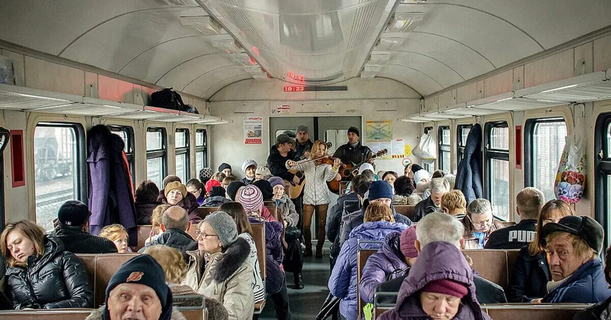 Пассажиры электрички. Электричка. люди в электричке. вагон электрички. пассажиры в вагоне электрички.