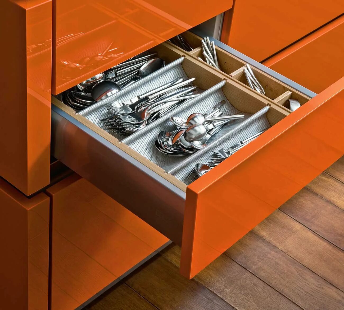 Вертикальный выдвижной ящик. Ящики Blum LEGRABOX. Space Twin Blum бутылочница. Кухонные ящики выдвижные. Выдвижной шкафчик.