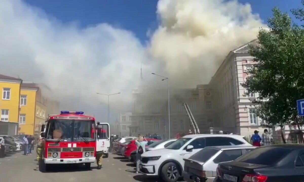 Пожар в казанском танковом. Алафузовский театр в Казани. Алафузовский театр в Казани пожар. Пожар в театре на Гладилова Казань. Пожар Казань 14.02.2023.