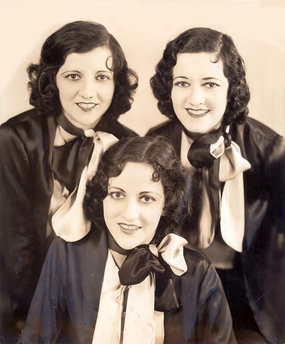 Трио сестер. Сёстры Босвелл. Вокальное трио сестры Босуэлл. Сестры Эндрюс. Сестры группа музыкальная.