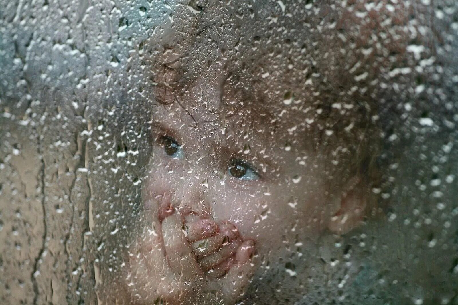 Мам дождь пошел. Ребенок за стеклом. Дети дождя. Малыш и дождь. Боязнь дождя.