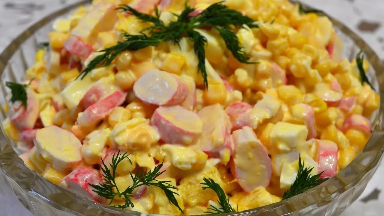 Салат королевский с крабовыми палочками и апельсином. Салат крабовые палочки с кукурузой апельсином. Салат крабовые палочки с кукурузой апельсином. Салат с крабом и апельсином. Салат из крабовых палочек с апельсином.