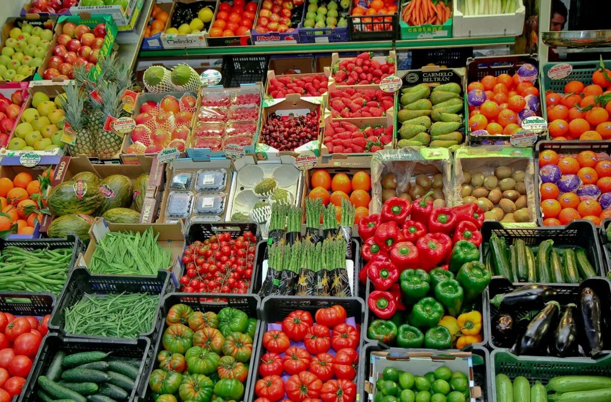 Рынок овощей и фруктов. Ассортимент фруктов и овощей. Овощи на рынке. Овощи и фрукты на рынке. Овощной рынок.