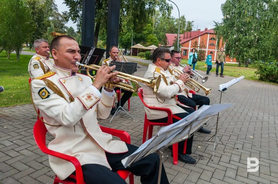 Духовой оркестр Лев толстой. Гибсон концерт духового оркестра в парке Победы Ставрополь. Оркестр в парке. Духовой оркестр в парке. Играл духовой оркестр песня