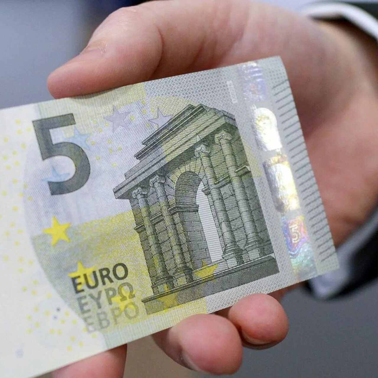 5 Евро валюта. 5 Евро фото. Как выглядит 5 евро. Старые 5 евро.