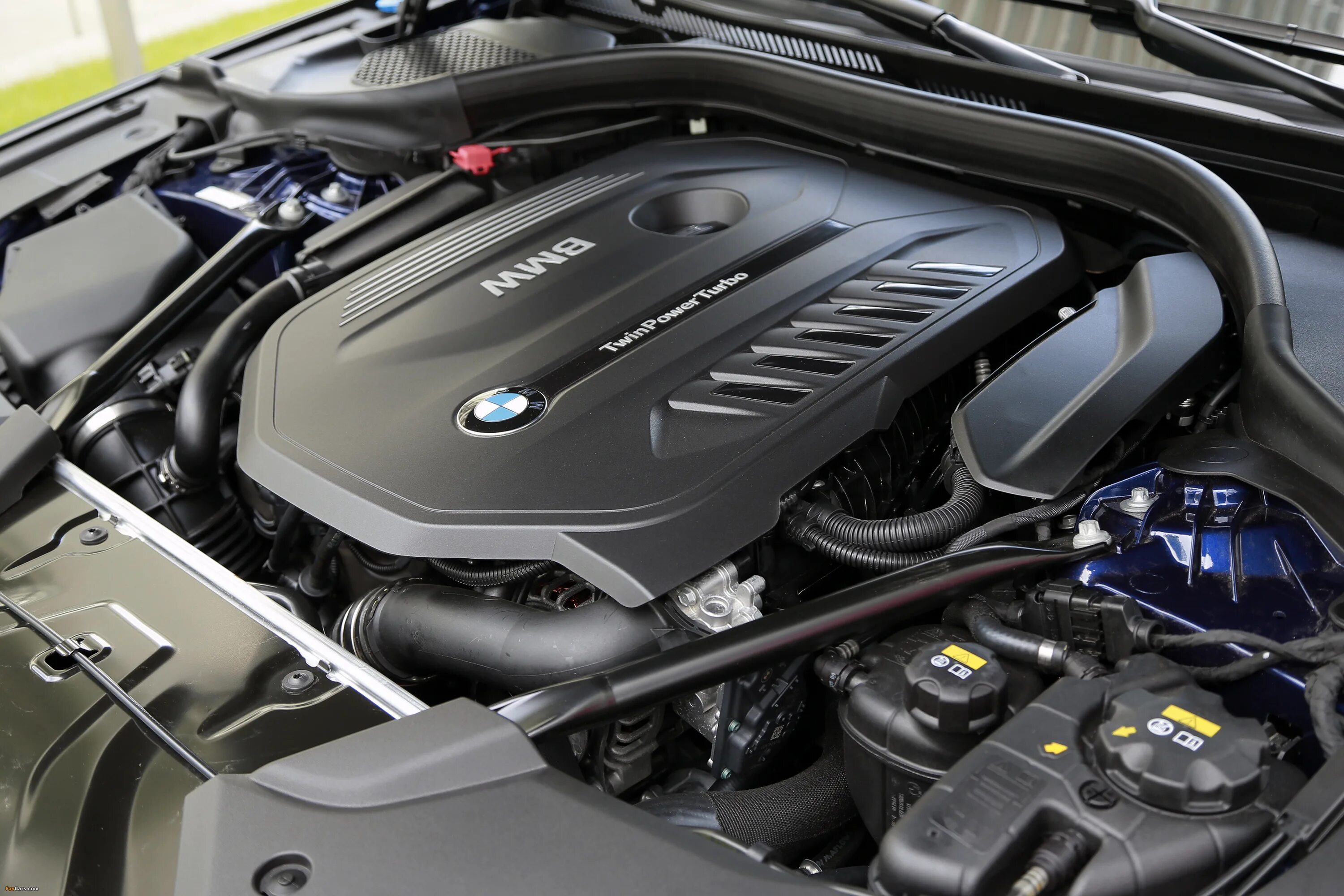 Какой двигатель бмв самый надежный. Bmw 540 motor. bmw g30 мотор. bmw 540i g30 мотор. бмв g30 под капотом.