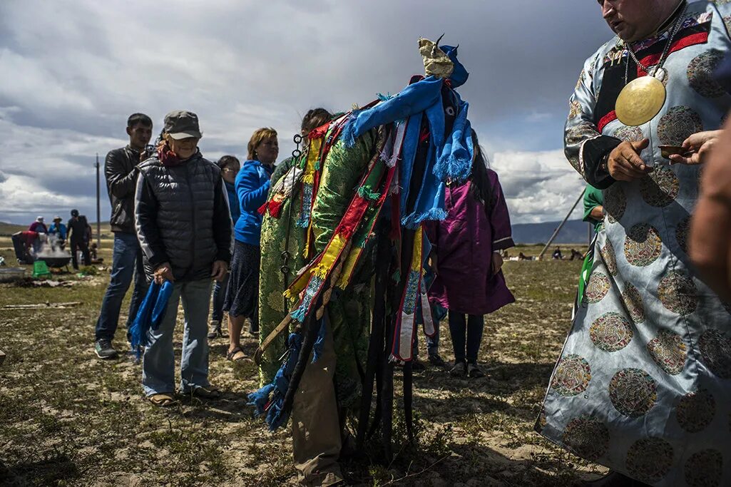Шаманы пермских народов. Шаманы россии. Шаманы тэнгэри на ольхоне. Шаманов объявил. Александр прокопьевич габышев ворон.