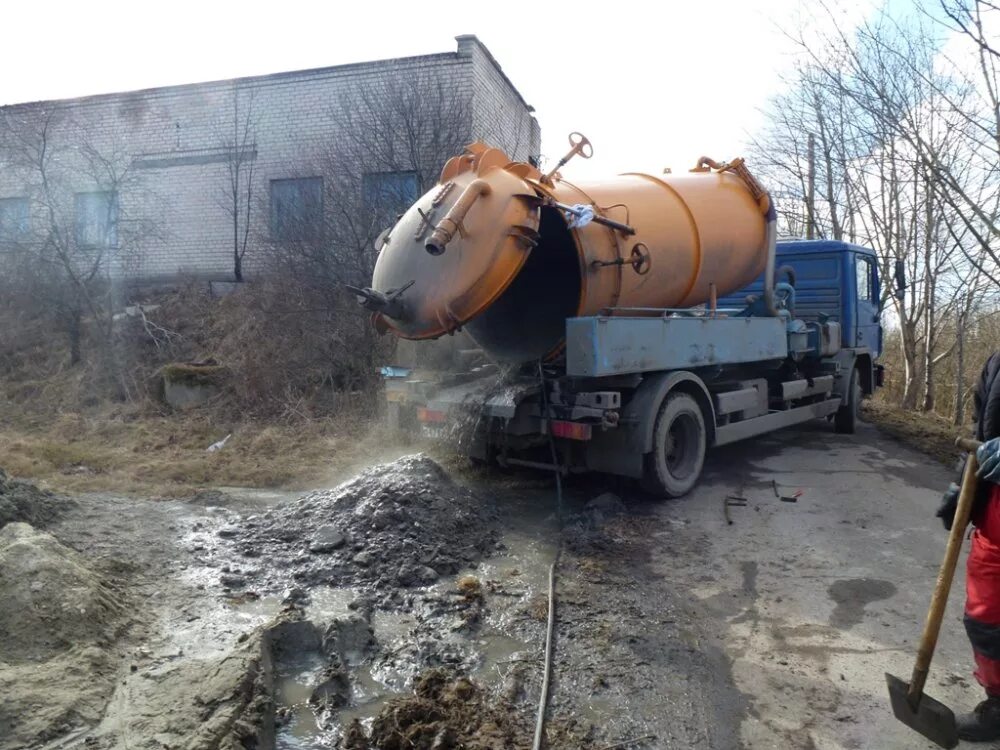 Водитель ассенизатора. Илососная машина ЗИЛ 130. МАЗ 5334 илосос. ЗИЛ 130 ассенизатор 8 кубов. Насос илосос ил-980а.