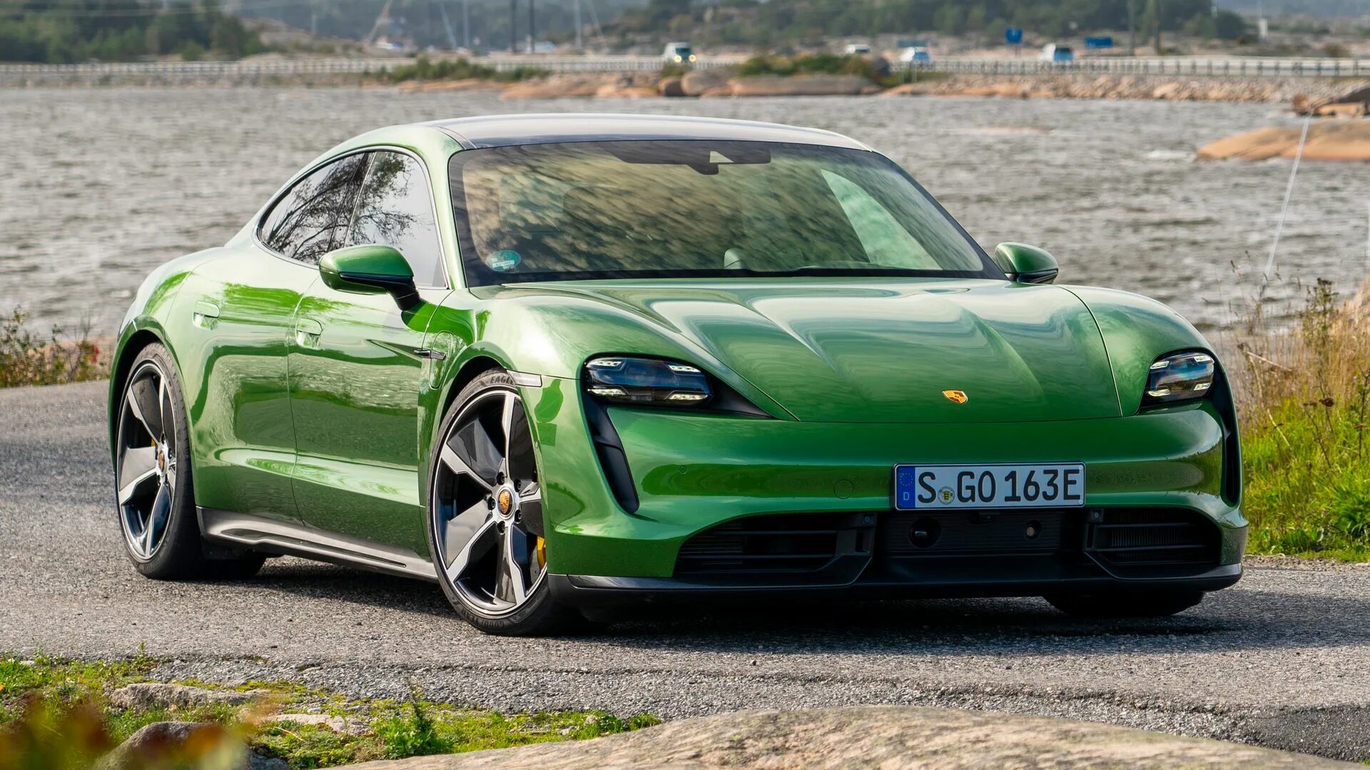 Porsche taycan 2024. Porsche Taycan зеленый. Porsche Taycan Turbo s. Порше Тайкан турбо s 2021. Taycan Turbo s Green.