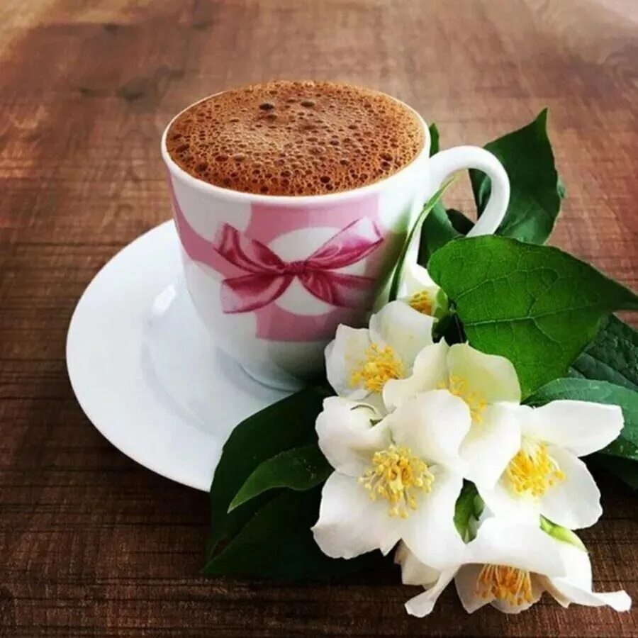 Картинки хорошего дня с кофе. Кофе и цветы. Утренние цветы. Чашка кофе с пожеланиями. Кофе с цветами.
