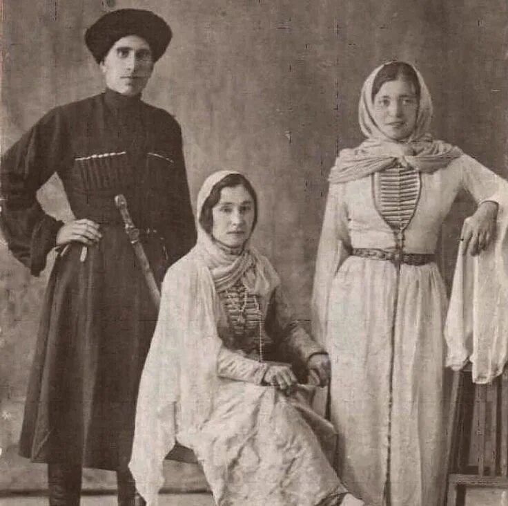 Гостеприимство ингушей картинки. Карачаевцы 19 века. Ингушская семья. Ингуши внешность женщины. Ингуши семья.