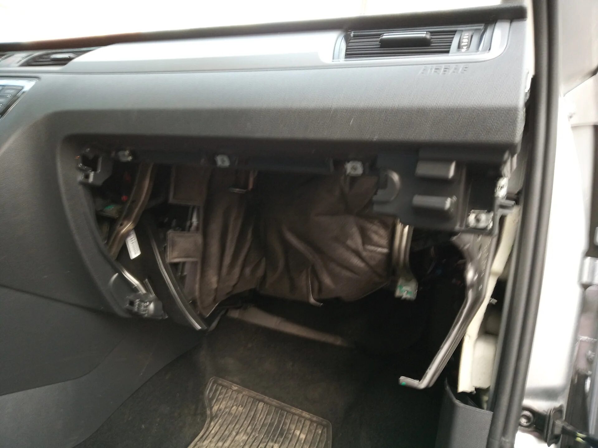 Как снять бардачок шкода а7 Восстановил освещение бардачка Skoda Octavia A5 Mk2, 1,6 л, 2012 года своими р