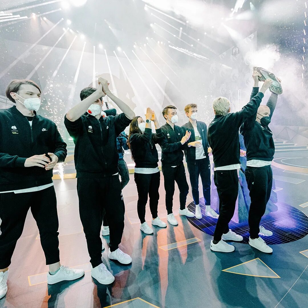 тим спирит дота 2 интернешнл. тим спирит интернешнл 2021 победа. игроки команды тим спирит. команда тим спирит 2022. спирит дота 2 команда.