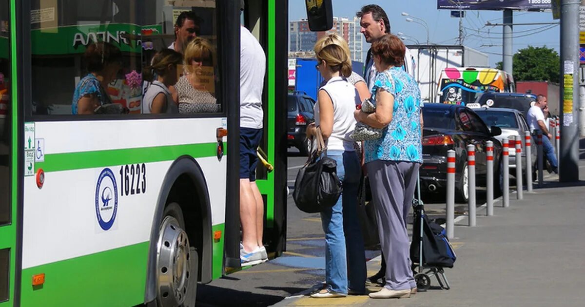 Когда начнут ездить автобусы. Пассажиры на остановке. Люди садятся в автобус. Посадка пассажиров в автобус. Люди садятся в автобус на остановке.