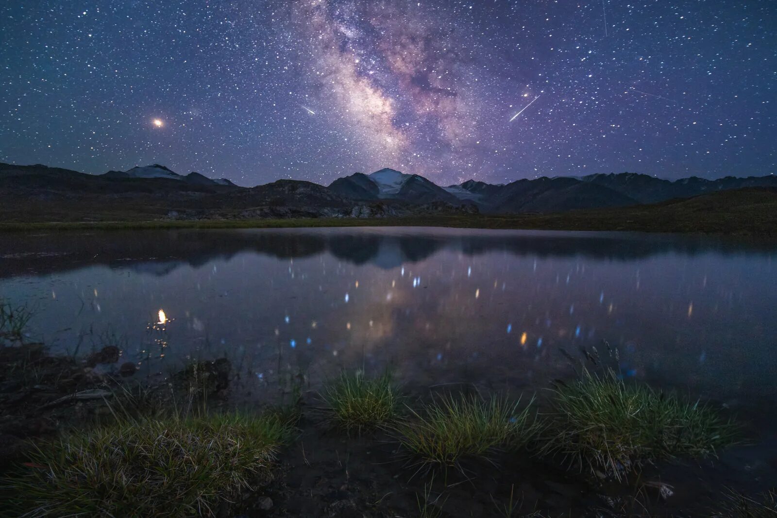 Новозеландия звезды озеро. Ночное озеро. Ночное небо. Озеро ночью.