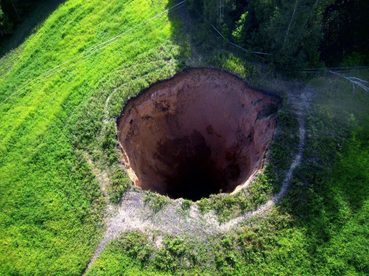 C hole. чёрная дыра в космосе. туннель через центр земли. стром обруч салатовый 80 см. черная дыра фон.