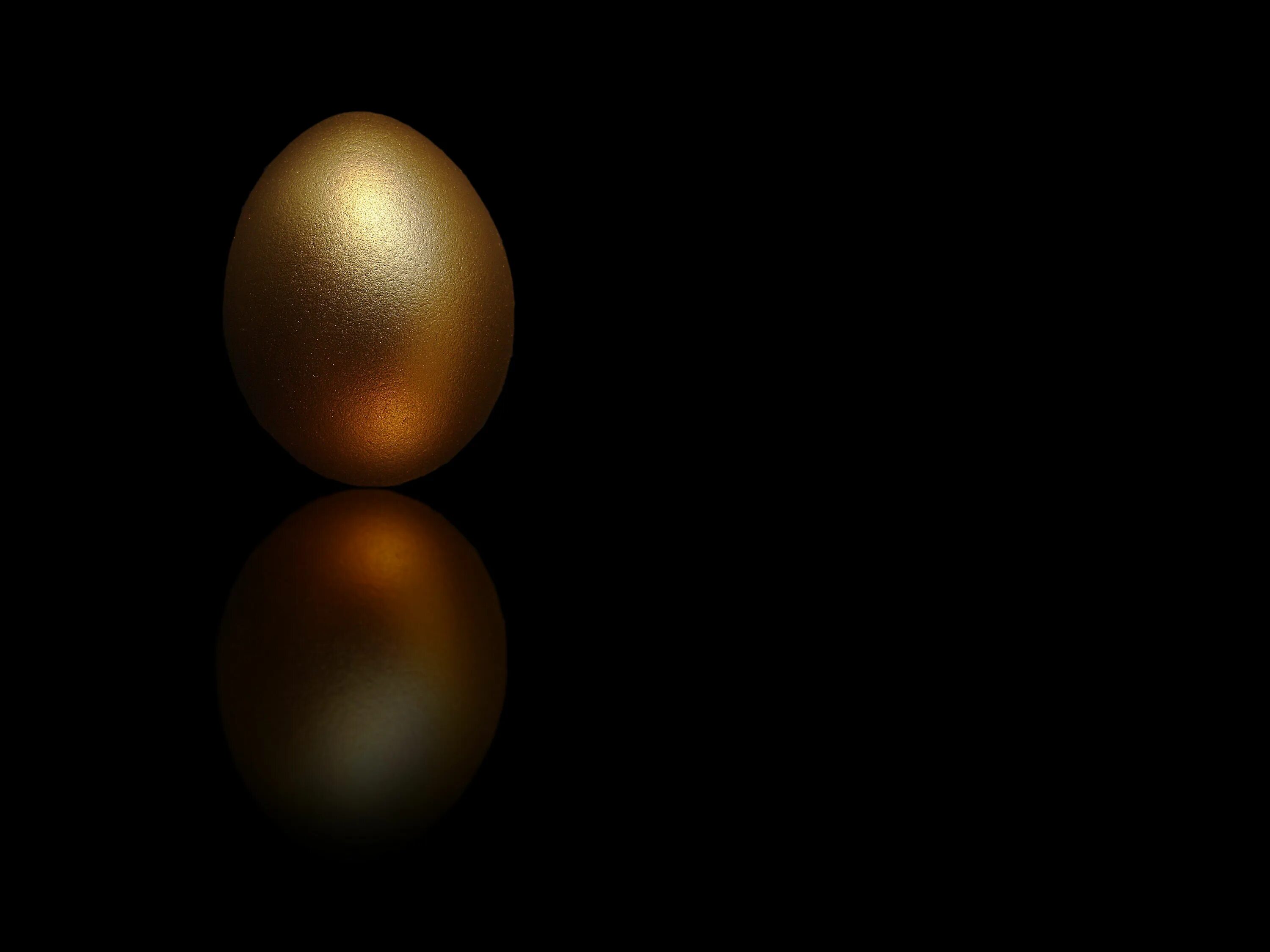 Яйцо стало черным. Золотое яйцо. Золотое яйцо на черном фоне. Яйца фон. Золотое яичко фон.