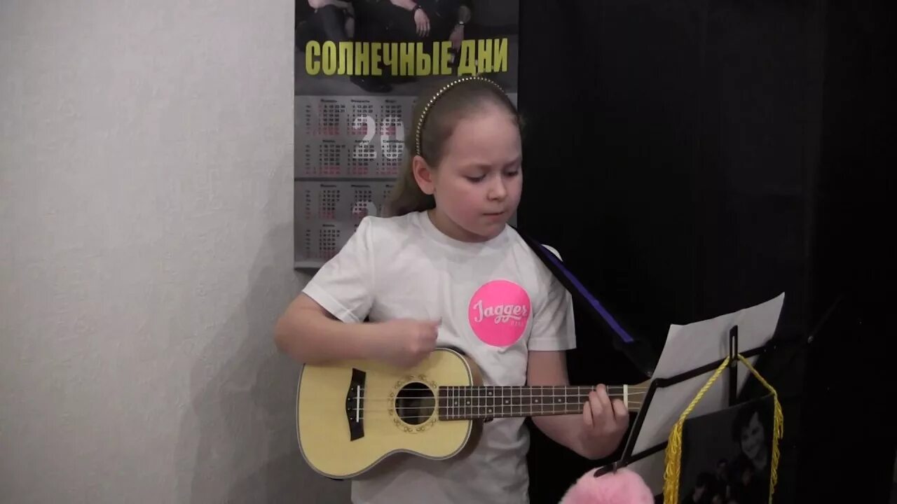 Цой восьмиклассница ноты для фортепиано. Восьмиклассница на баре. Аккорды на гитаре 6 струн. Цой восьмиклассница табы на гитаре. Цой восьмиклассница аккорды на гитаре.