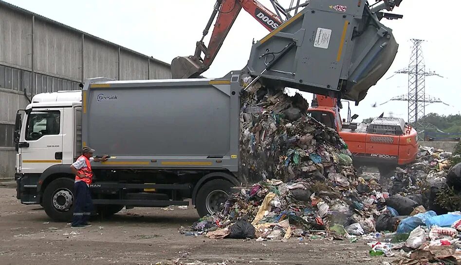 Отход видео. Вывоз мусора. Мусорка в России. Фото мусора. Вывоз бытового мусора.