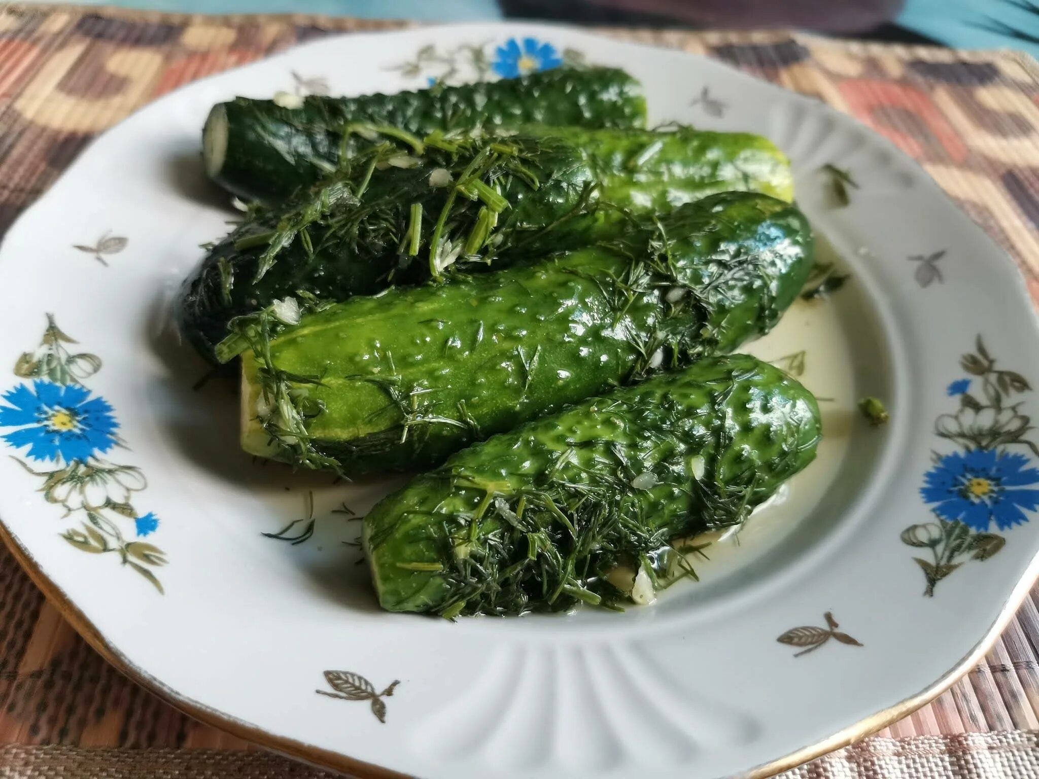 Малосольные овощи. Малосольные огурцы рецепт хрустящие приготовления. Огурцы малосольные с чесноком и укропом. Малосольные огурчики. Корнишоны малосольные.