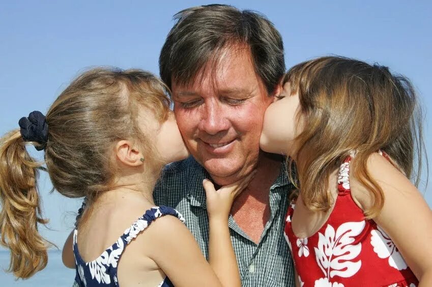 Kiss dad. Father and daughter в губы. Old Daddy kissing фото. Dad Kisses Prisoners. Real daddy daughter