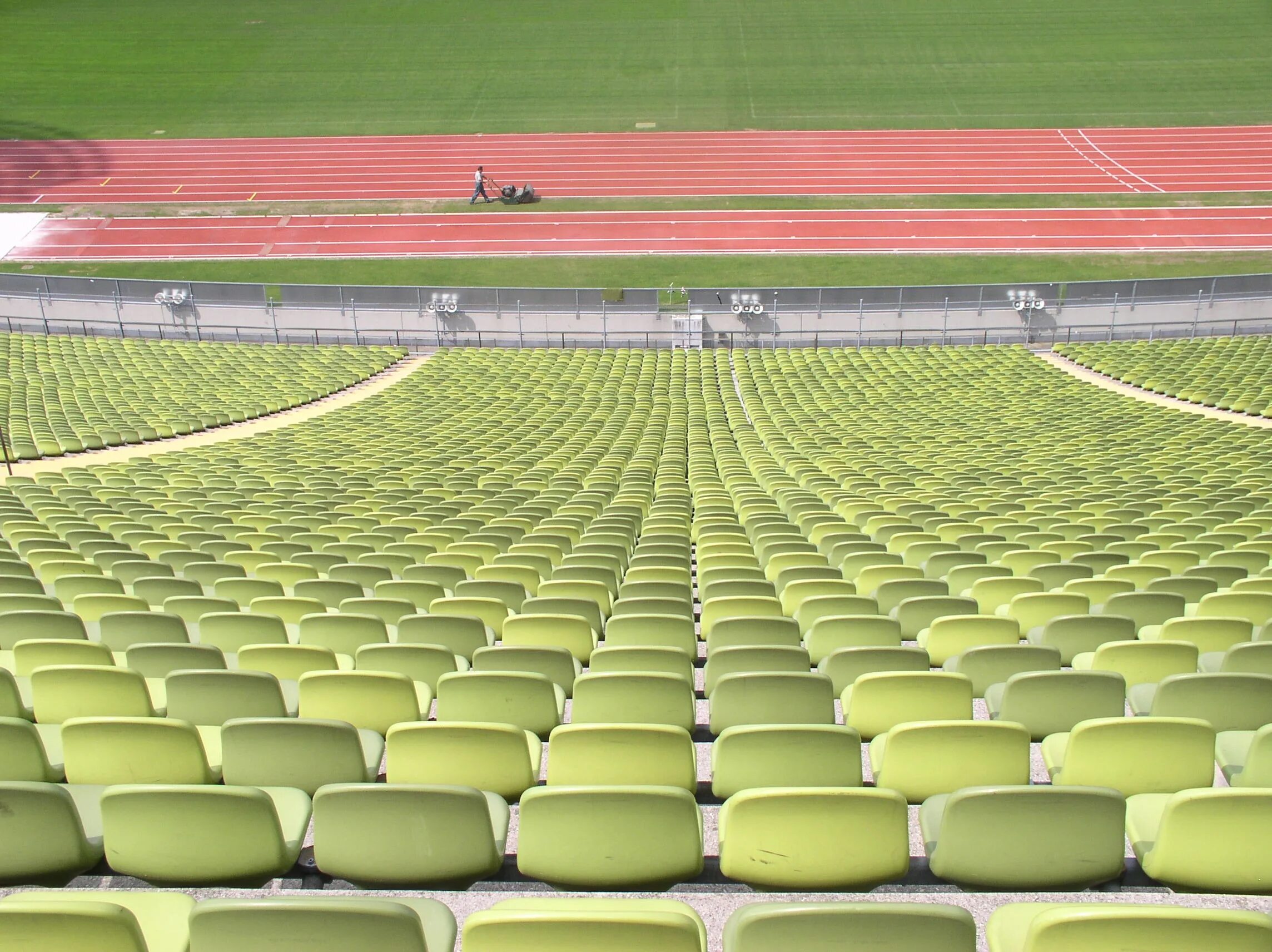 Зеленый стадион. Сиденья на стадионе. Стадион ряды. Кресло стадионное. Ряд на стадионе