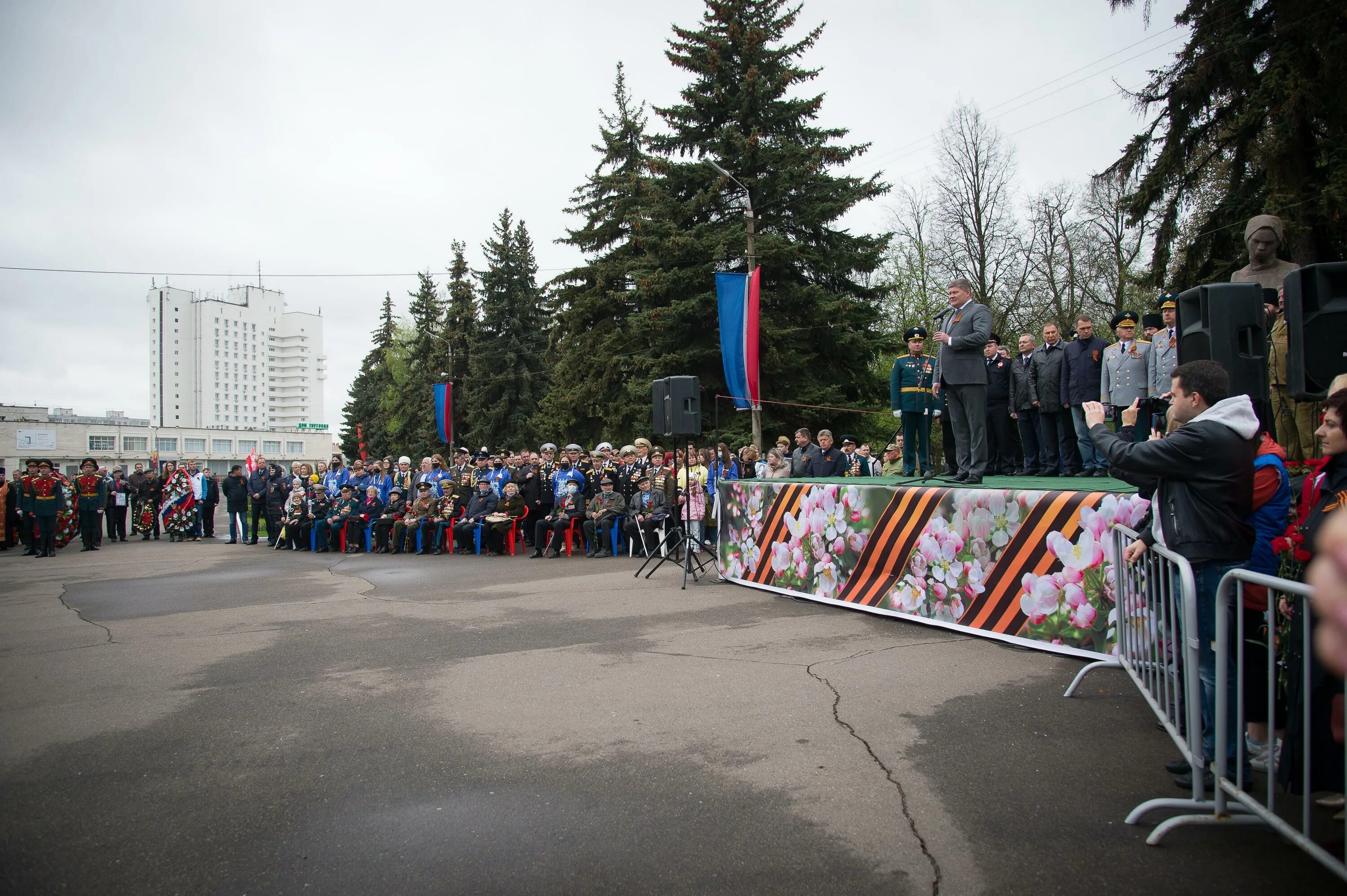 Митинг победы 9 мая. Коломна парк Победы. День Победы в парке. Митинг 9 мая фото. Праздник посвященный Дню Победы в Шугурово.