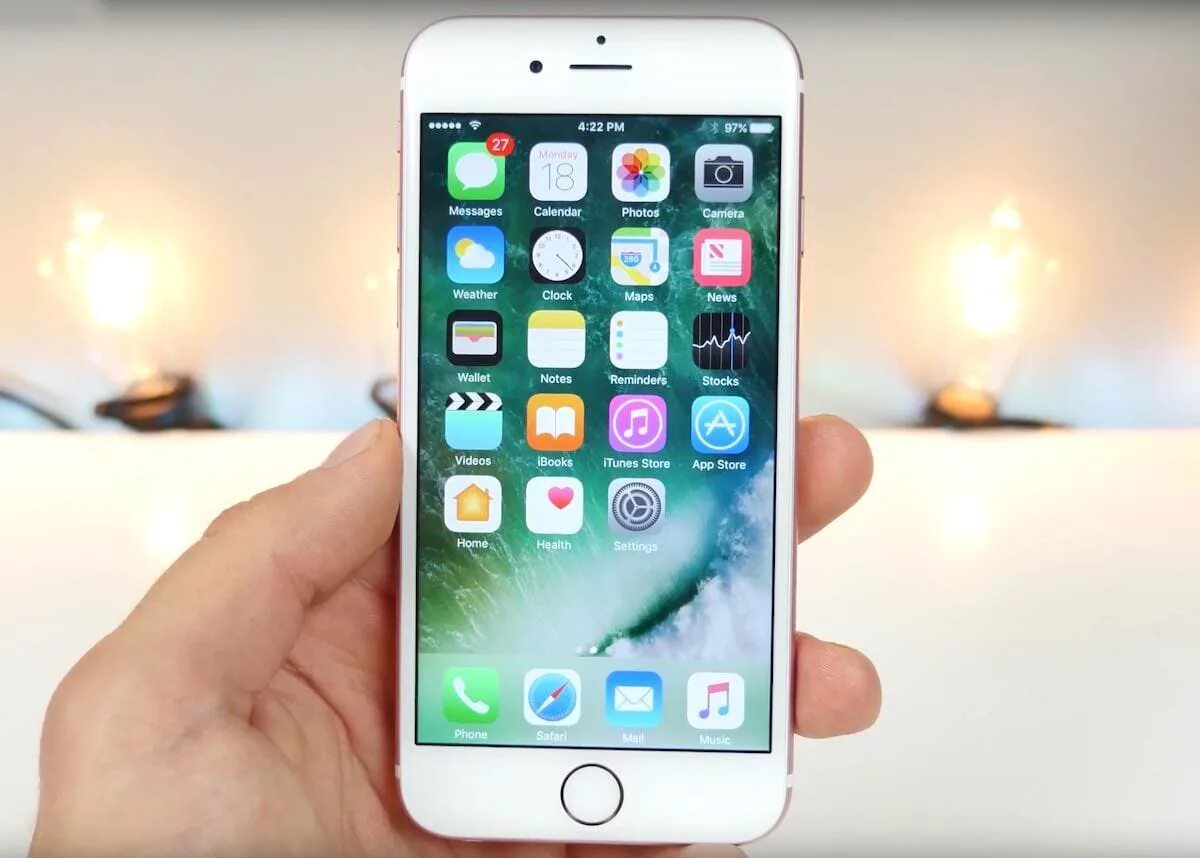 Айфон лежит на столе. Apple iphone 11 64gb black. Айфон фотография на весь экран. Iphone 10. Айфон ios 11.