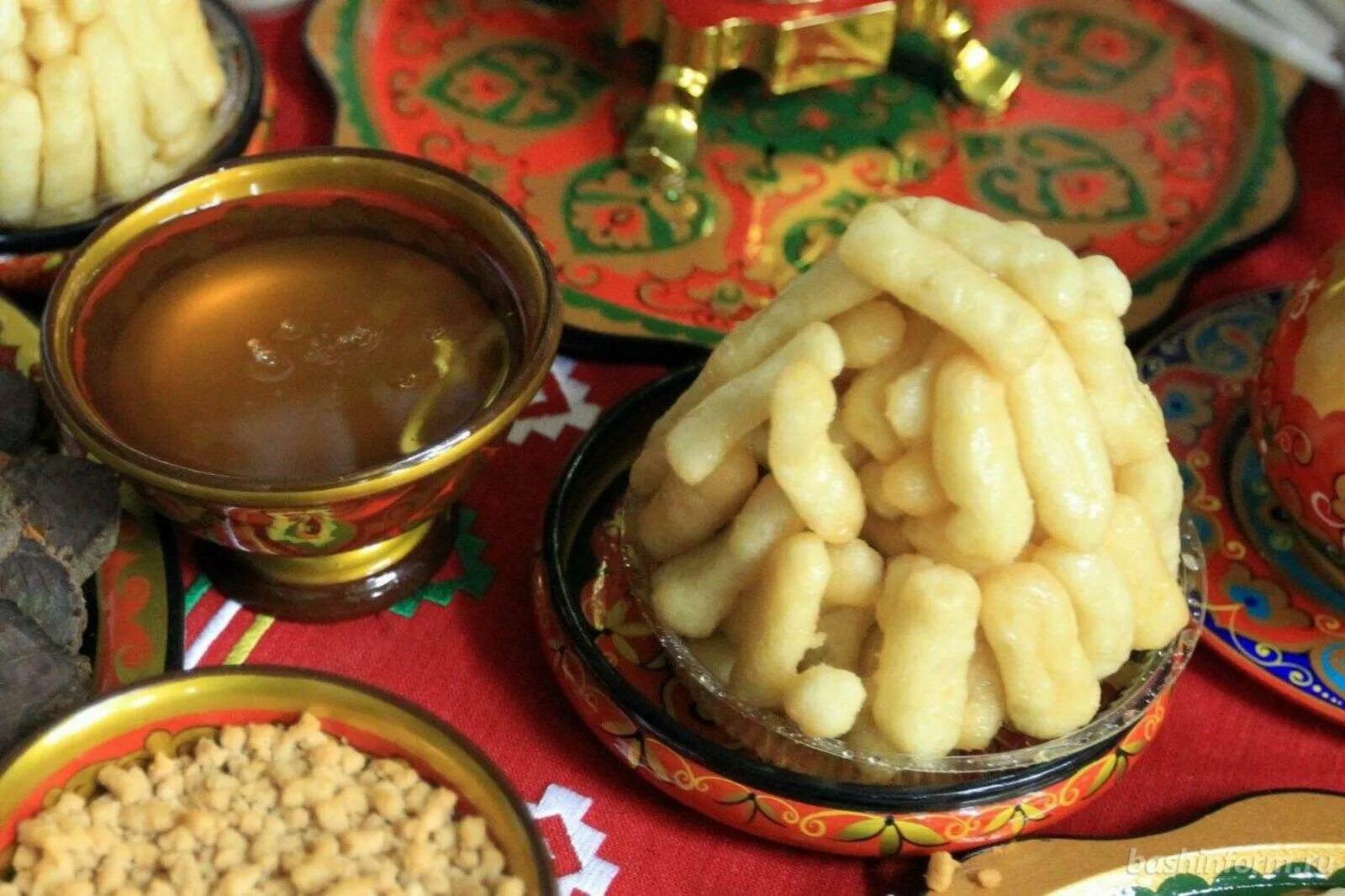 Мясо какого животного используют башкиры. Башкирское национальное блюдо чак чак. башкирская национальная кухня чак чак. татарская кухня чак чак. башкиры нац блюдо чак чак.