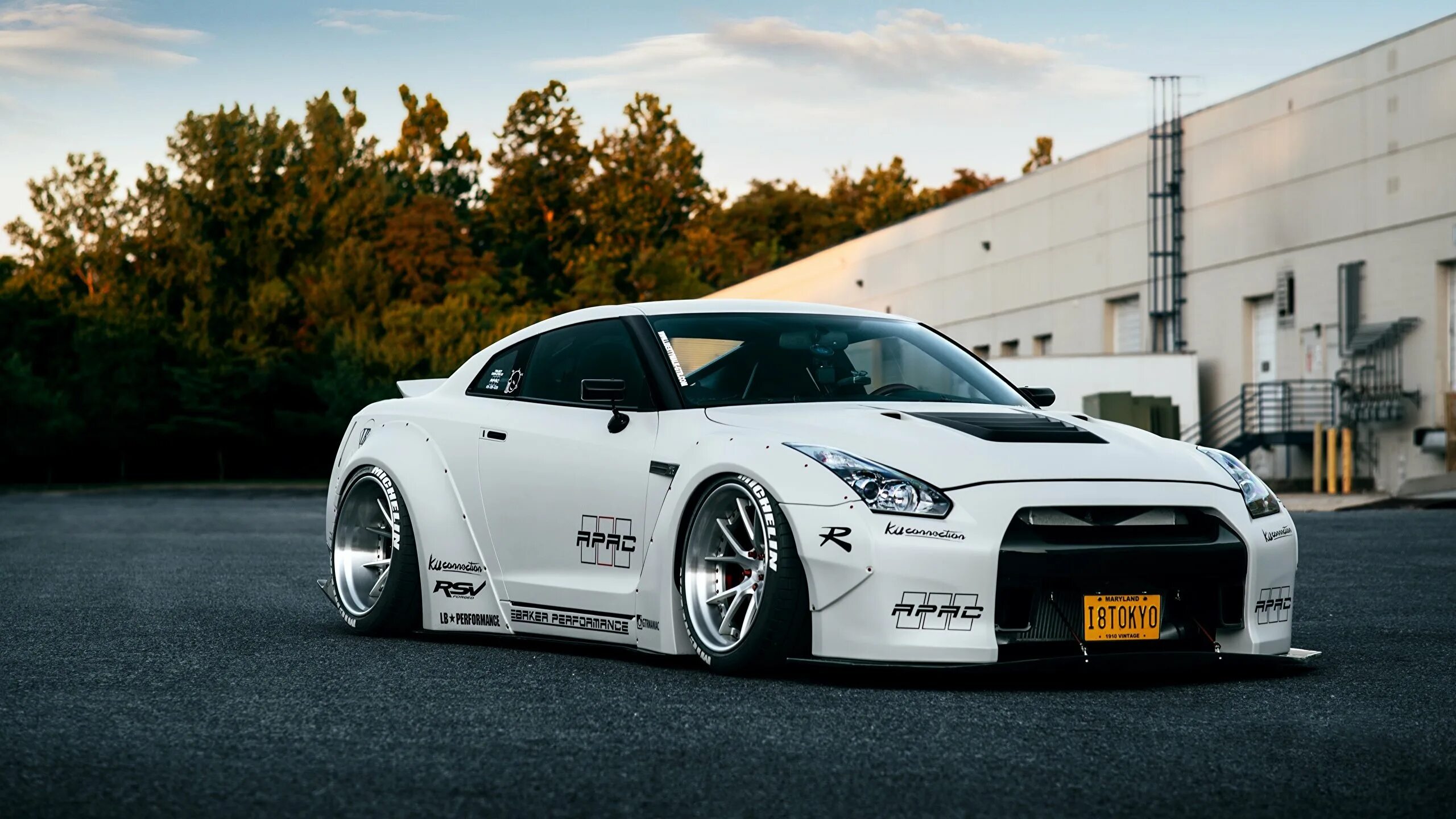 Аз пек. Nissan GTR r35 White Tuning. Nissan GTR r35 Liberty walk белый. Ниссан ГТР Либерти волк 4к. Ниссан ГТР р35 стенс.