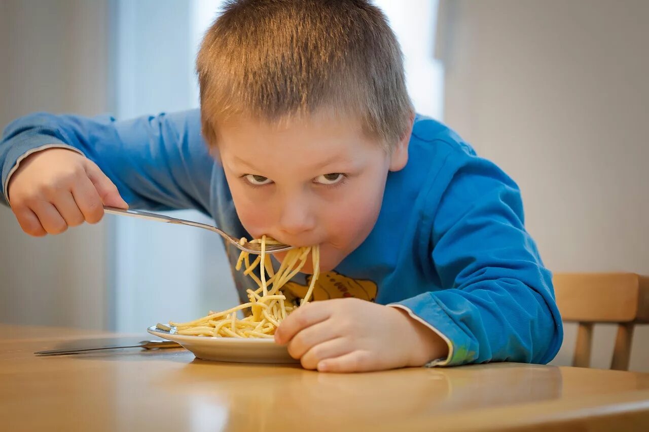 Голодный малыш. Мальчик ест макароны. Еда школьника. Кушать. Макароны для детей.