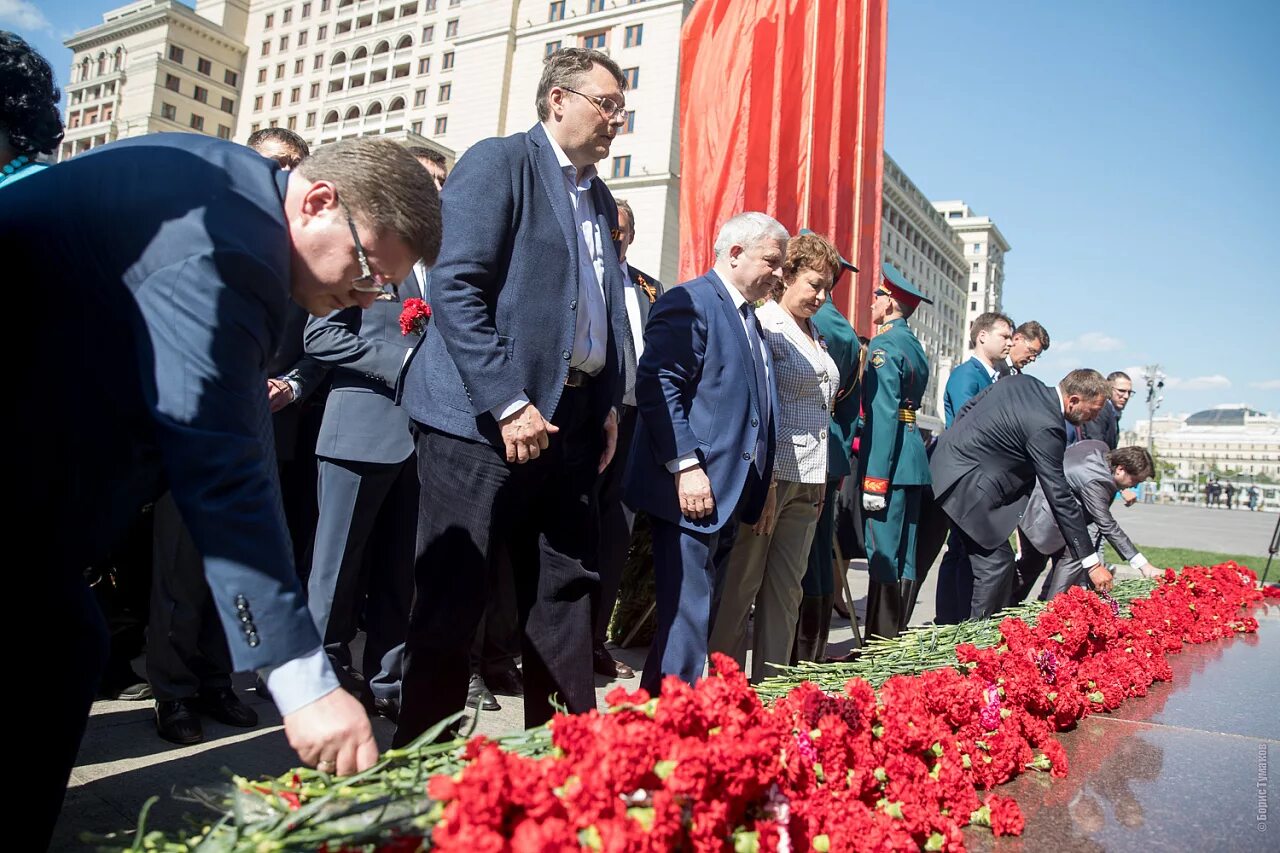 Поклонная гора в Москве возложение цветов. Церемония возложения цветов к могиле неизвестного солдата. Djpkj;tybt DTNJD. Возложение цветов к памятнику. Где можно возложить цветы в спб