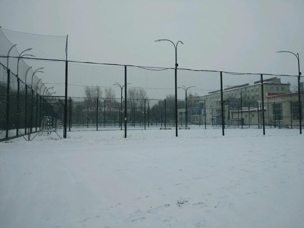 Тюмень 53. Веб камера Тюмень Володарского 53/1. Тюмень район Войновка фотографии спортивных площадок. Заборnv53.