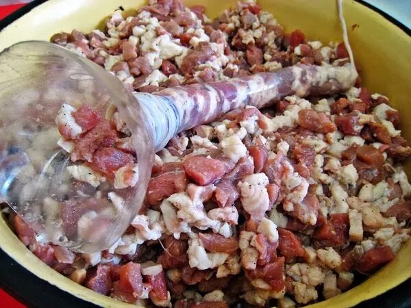 Делаем домашнюю колбасу в кишках через мясорубку. Фарш для домашних колбасок из свинины. домашняя колбаса из свинины в кишках. домашняя колбаса с рисом в кишках. длинная колбаса с салом.