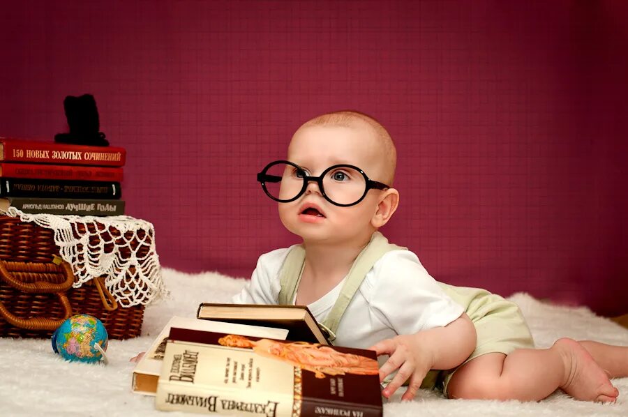 Идея для фото малыша ученый. Ребенок ученый. Ученый малыш. Дети в шапочках ученых. Книжки для малышей.