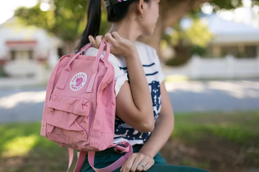 Рюкзак женский школьный. Рюкзак на спине. Девушка с рюкзаком. Рюкзаки для девушек подростков. Модные рюкзаки.