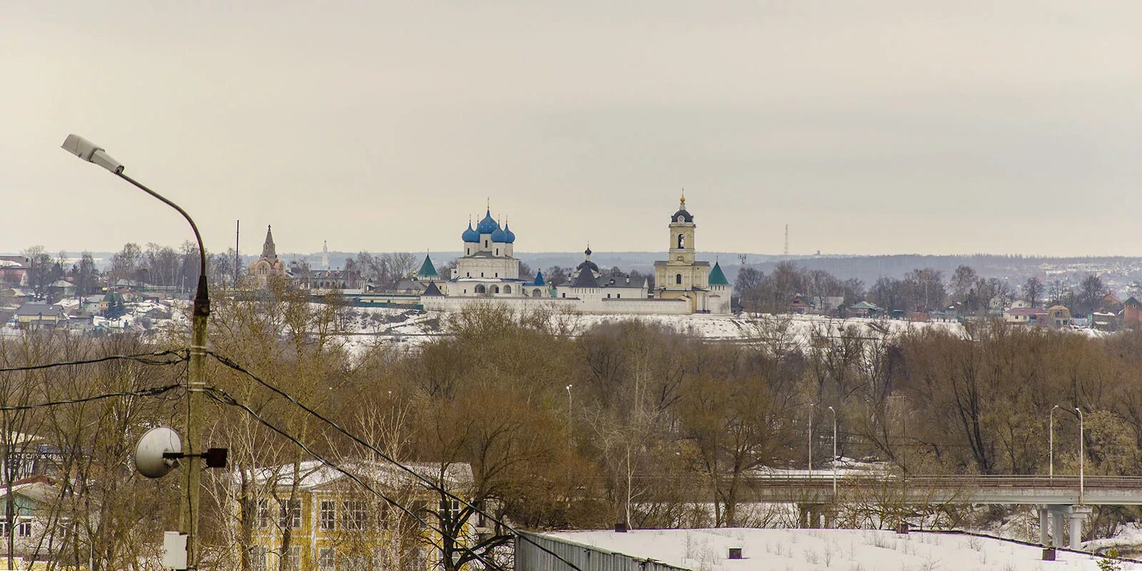 Стена Серпуховского Кремля Серпухов. Смотровая площадка Высоцкого монастыря Серпухов. Вид на Кремль Серпухов.