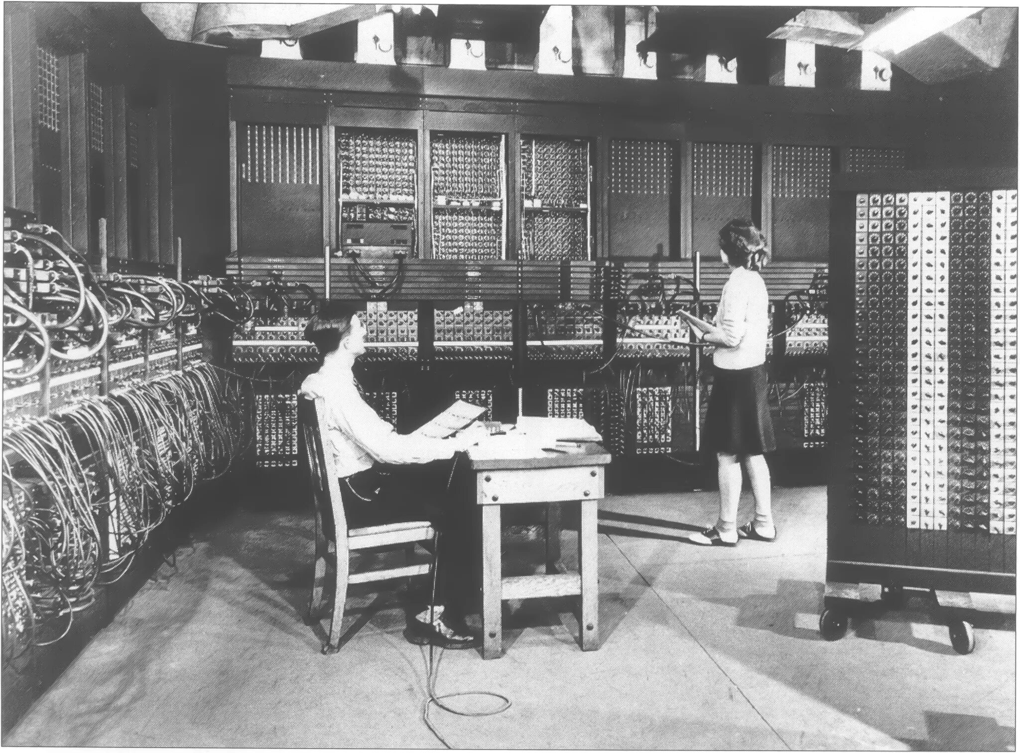 Вычислительная машина ЭНИАК. Первая эвм1 Eniac. Eniac компьютер 1946 год. ЭНИАК 1945. История развития пк