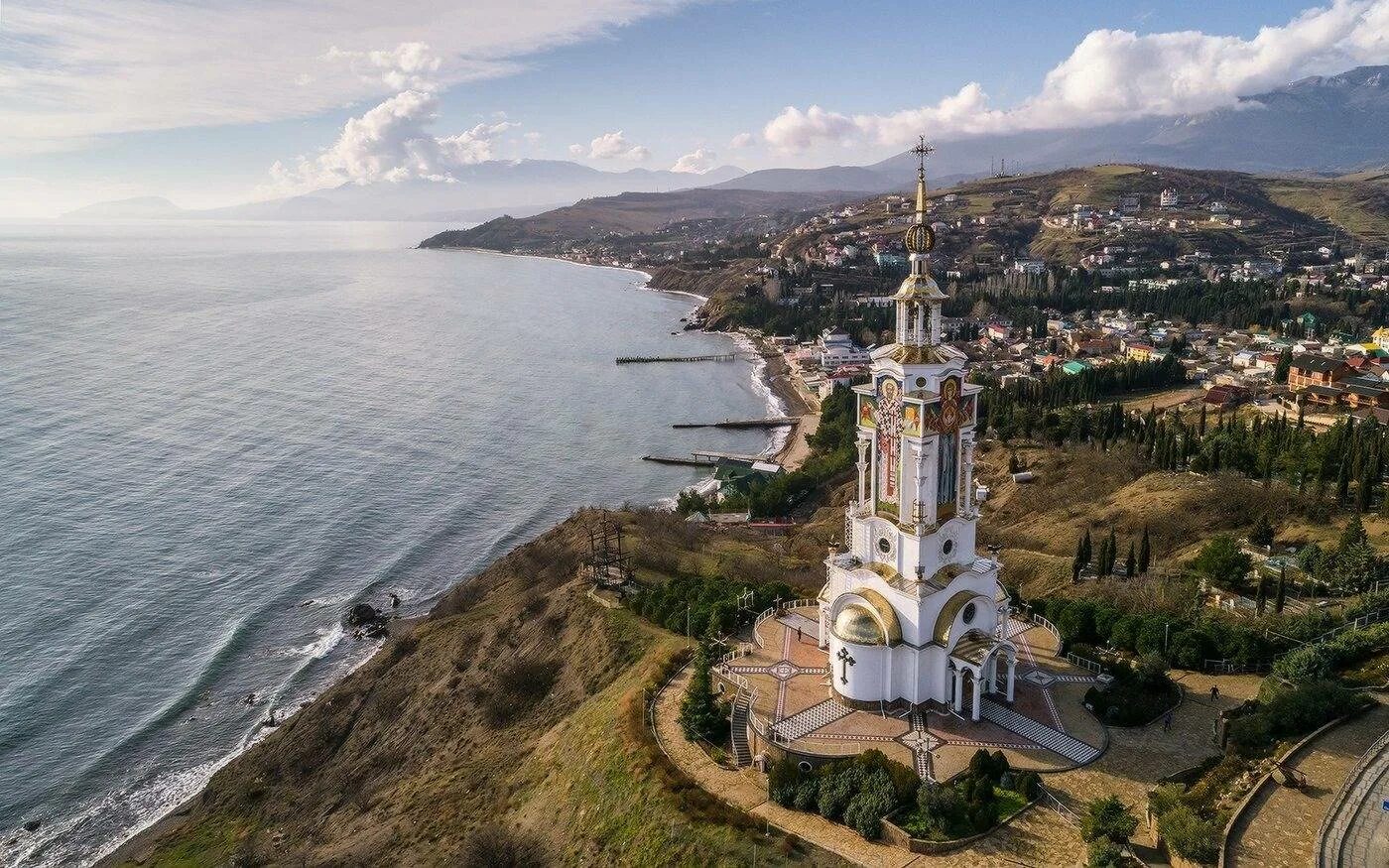 Казань ялта. Храм-Маяк Николая Чудотворца Крым. Храм-Маяк Николая Чудотворца в Малореченском. Храм Маяк Рыбачье Крым. Храм Николая Чудотворца Алушта.