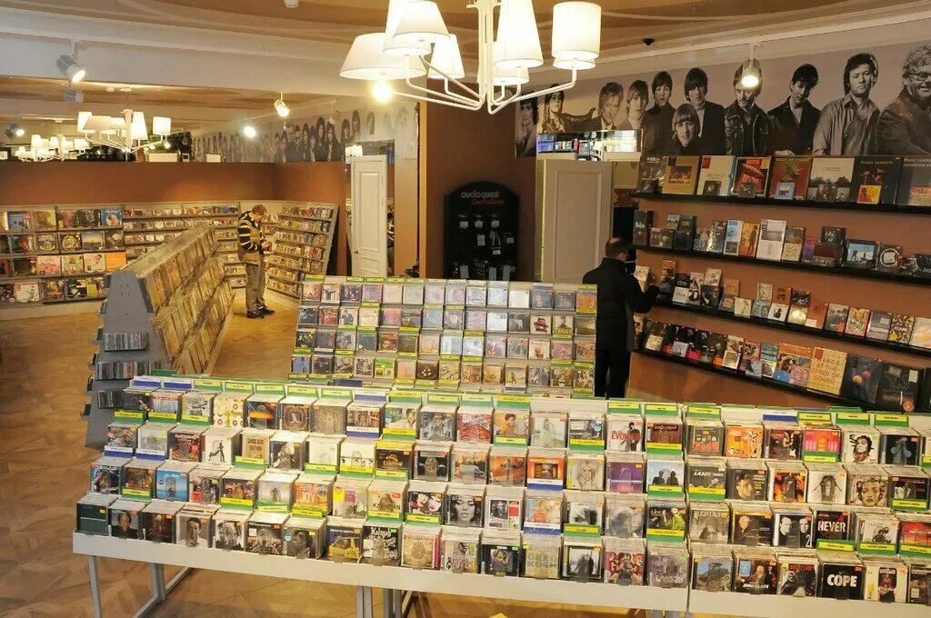 Магазин виниловых пластинок в спб. Книжный магазин внутри. Магазин виниловых пластинок. Магазин cd дисков в москве. Коллекция виниловых пластинок.