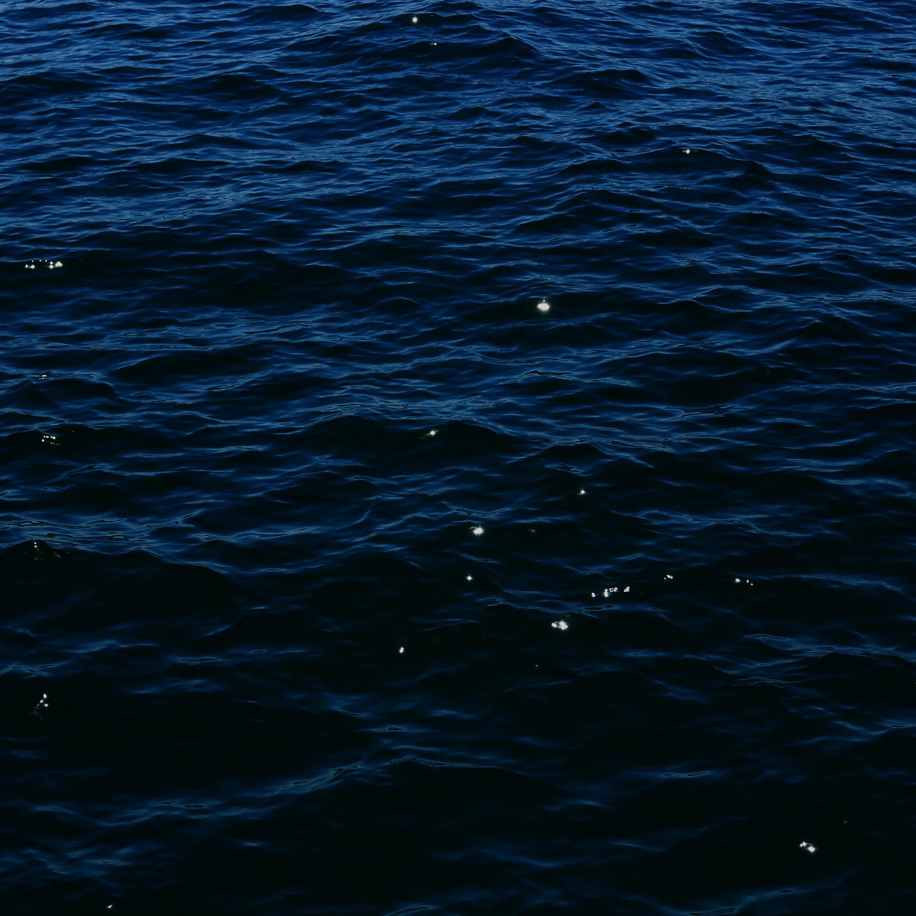 Море черного цвета. Синий цвет моря. Красивое море. Море с черным песком. Черный пляж.