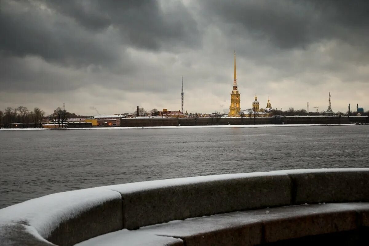 Питер дожди Петропавловская крепость. Петропавловская крепость вид с Невы. Набережная с Петропавловской крепостью зимой. Набережная Невы в Санкт-Петербурге. Санкт петербург пасмурно