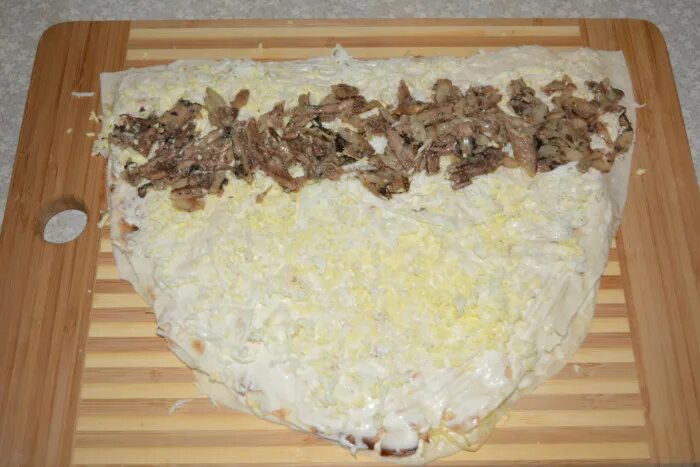 Лаваш со шпротами и плавленным сыром. Лаваш со шпротами и яйцом. рулет из лаваша со шпротами. лаваш со шпротами и яйцом и сыром. рулет из лаваша со шпротами и яйцом.